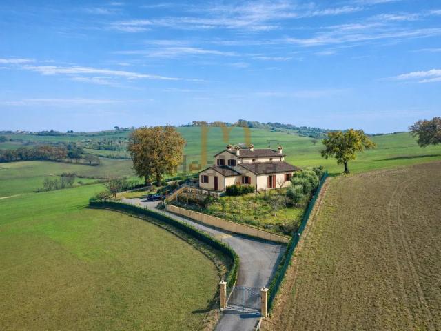 Case e ville in vendita di 450 m² in Strada Molino Maggiotti