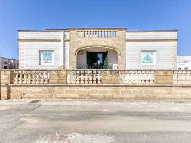 Case e ville in vendita di 451 m² in Via C. Battisti, 74