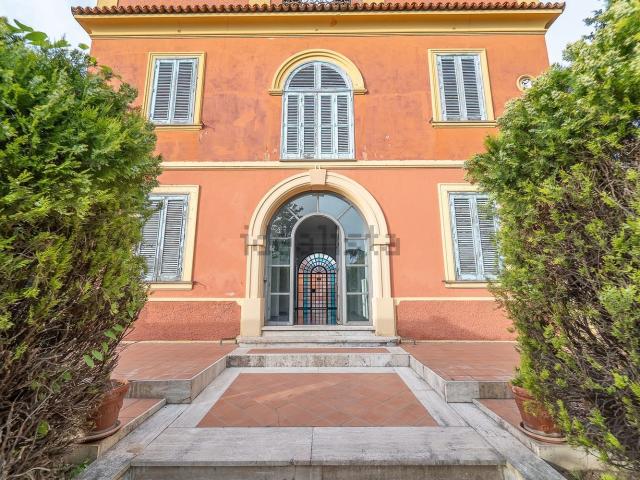 Case e ville in vendita di 451 m² in Via Anagnina, 431