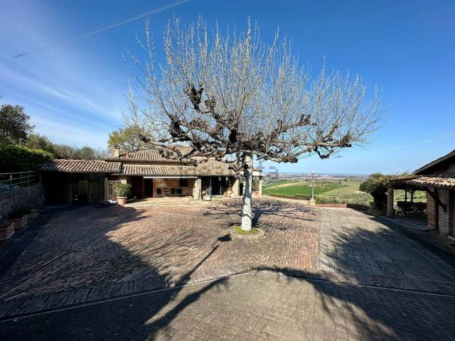 Case e ville in vendita di 451 m² in Via Montilgallo