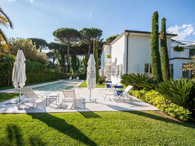 Case e ville in vendita di 452 m² in Via L. Raffaelli