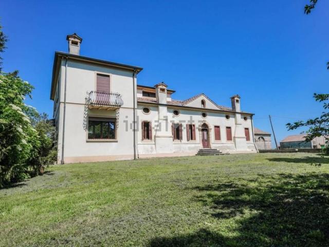 Case e ville in vendita di 454 m² in Via XXV Aprile, 555