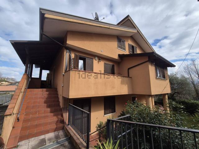 Case e ville in vendita di 455 m² in Contrada Pennini, 100