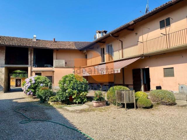 Case e ville in vendita di 457 m² in Via Cavagna Sangiuliani