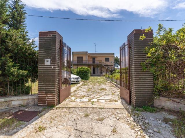 Case e ville in vendita di 458 m² in Via Camaiore, 2