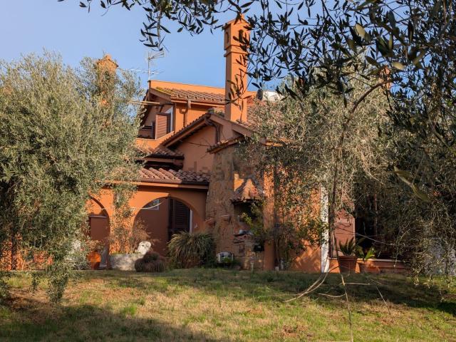 Case e ville in vendita di 458 m² in Via della Marcigliana