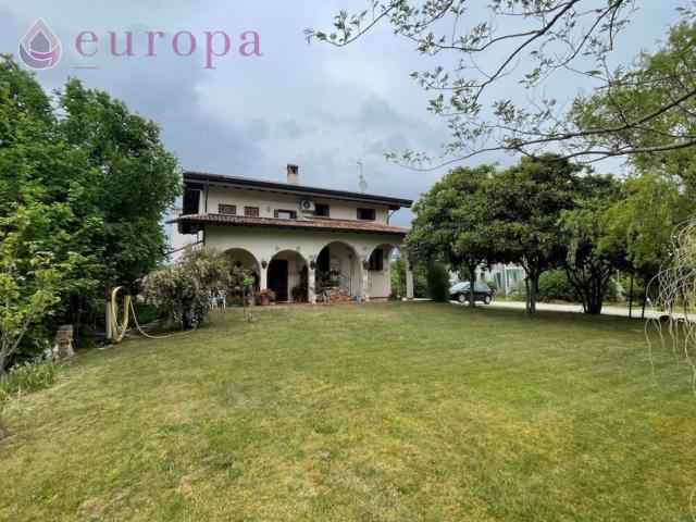 Case e ville in vendita di 459 m² in Via Maniago