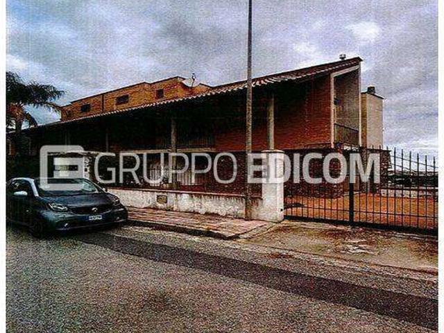 Case e ville in vendita di 460 m² in Via Crati, 3