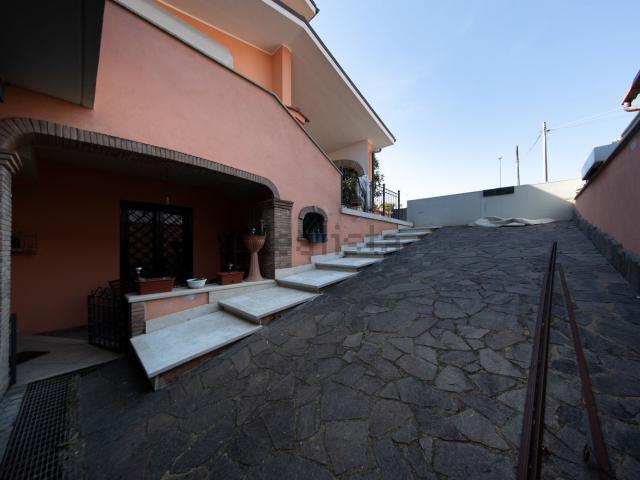 Case e ville in vendita di 460 m² in Via Don Ariodante Brandi, 20