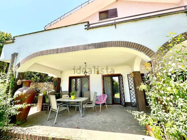 Case e ville in vendita di 460 m² in Via del Fosso della Castelluccia, 146
