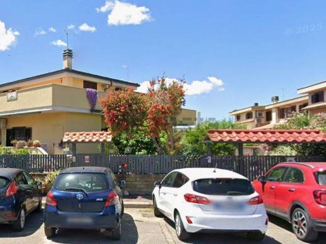 Case e ville in vendita di 460 m² in Via Lisbona