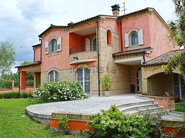 Case e ville in vendita di 460 m² in Via Passarini