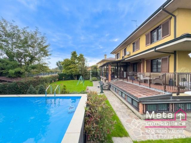 Case e ville in vendita di 460 m² in Via XXV Aprile