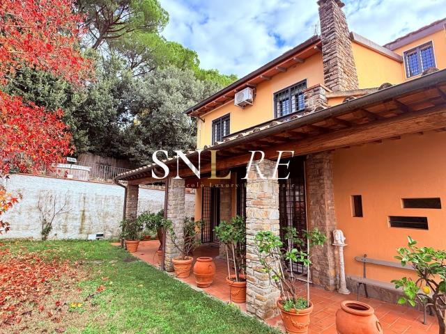 Case e ville in vendita di 461 m² in Via Luigi dalla Piccola