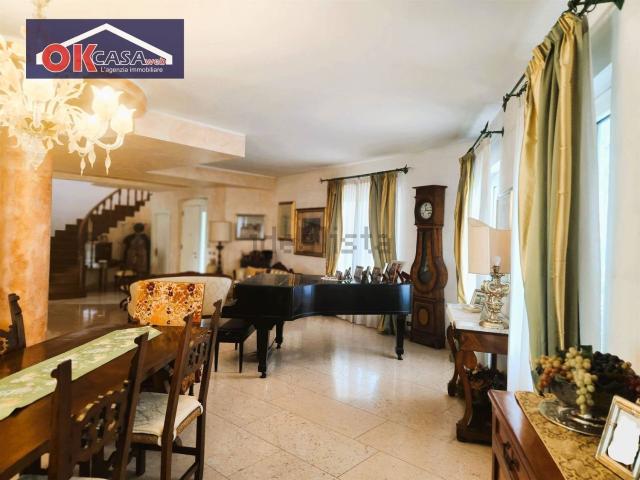 Case e ville in vendita di 464 m² in Via Barbaresco