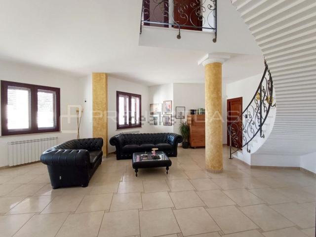 Case e ville in vendita di 464 m² in Via El Alamein