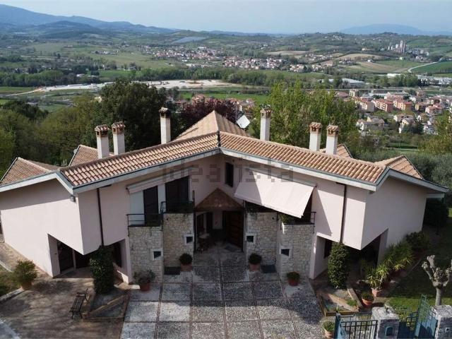 Case e ville in vendita di 465 m² in Via Lenin