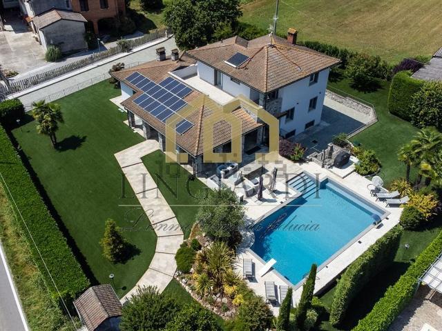 Case e ville in vendita di 466 m² in Via delle Betulle, 18