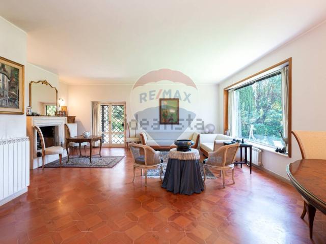 Case e ville in vendita di 466 m² in Via Euripide