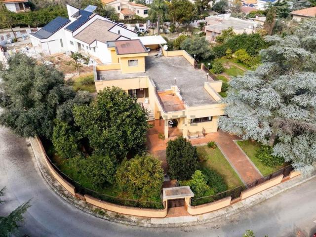Case e ville in vendita di 468 m² in Viale della Regione Siciliana, 7800