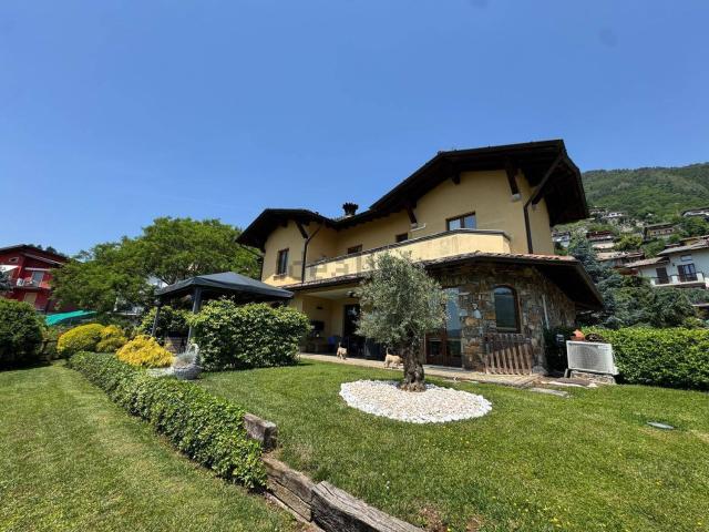 Case e ville in vendita di 470 m² in Via Cervino, 11
