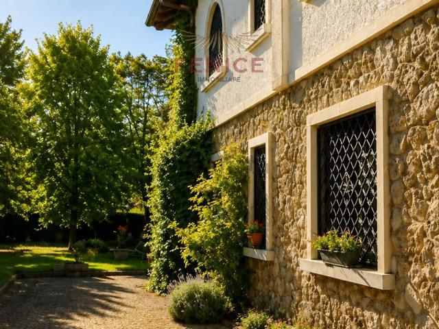 Case e ville in vendita di 470 m² in Via Alessandro Zanini, 56