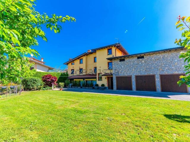 Case e ville in vendita di 470 m² in Via Dottor Leone Gregis, 16