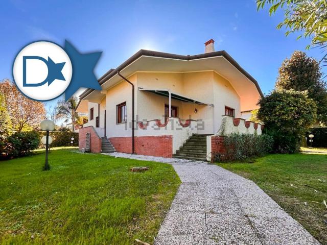 Case e ville in vendita di 470 m² in Via Duca degli Abruzzi, 99