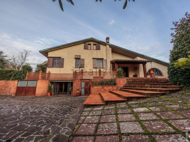 Case e ville in vendita di 470 m² in Via Lungomonte