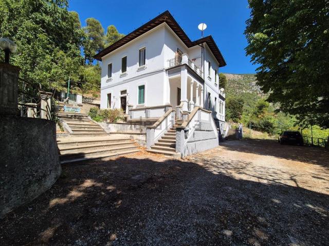 Case e ville in vendita di 471 m²