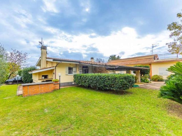 Case e ville in vendita di 471 m² in Via Catalini