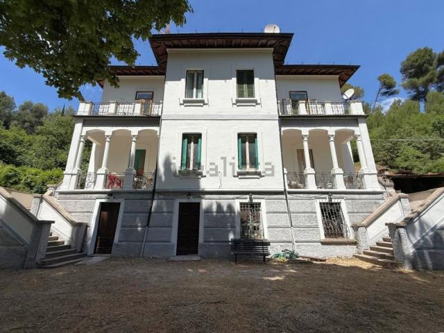Case e ville in vendita di 471 m² in Via Stazione, 4