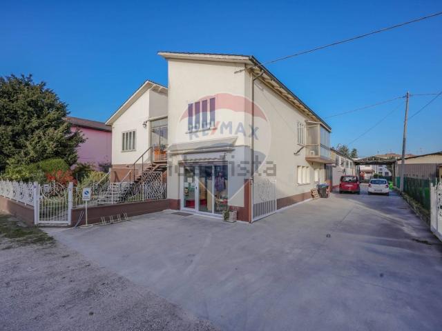 Case e ville in vendita di 472 m² in Via G. Amendola, 32