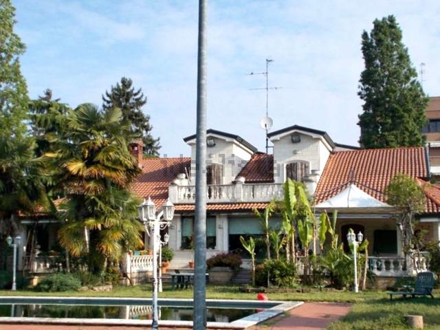 Case e ville in vendita di 472 m² in Via Dante Alighieri