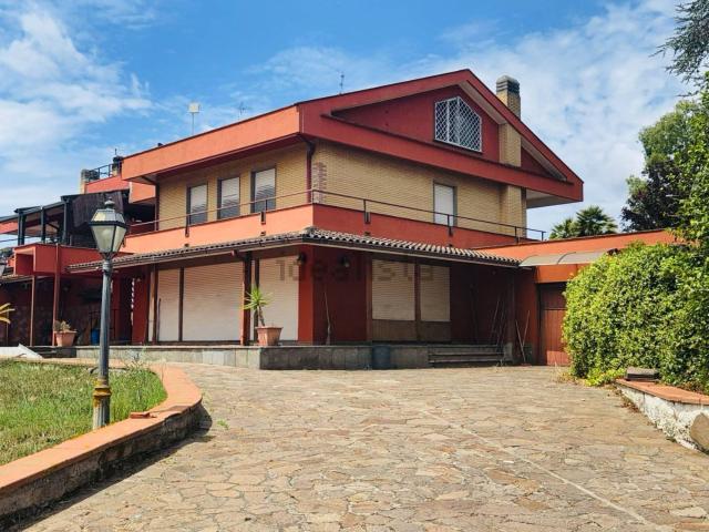 Case e ville in vendita di 474 m² in Via Celico, 15
