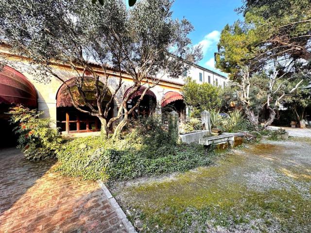 Case e ville in vendita di 475 m² in Via Belfiore Gallo
