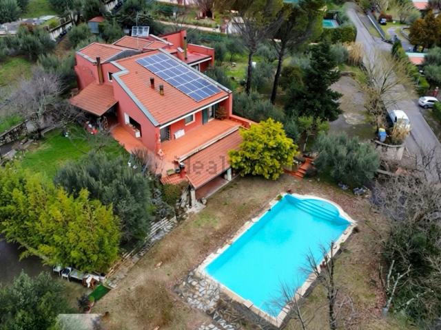 Case e ville in vendita di 475 m² in Via del Frassino, 2