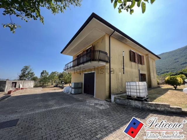 Case e ville in vendita di 475 m² in Via Case Sparse