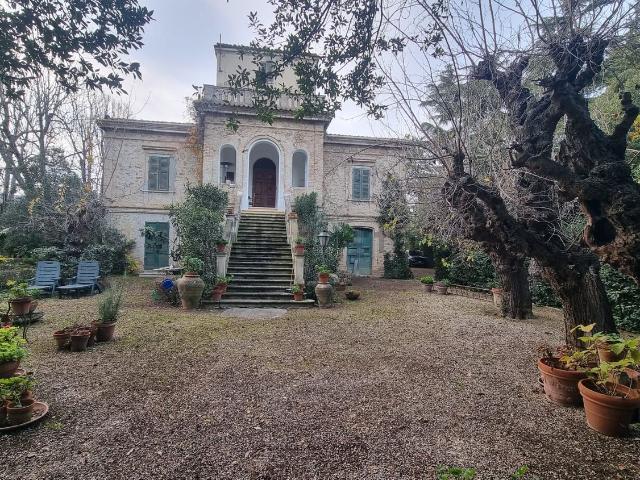 Case e ville in vendita di 476 m² in Contrada Cerreto, 43