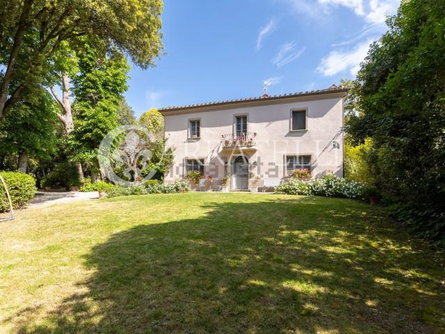 Case e ville in vendita di 480 m² in Via d&apos Arezzo, 54