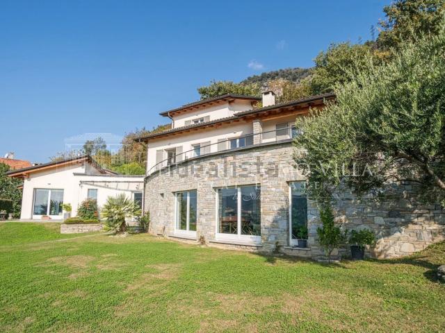 Case e ville in vendita di 480 m² in Via Domodossola