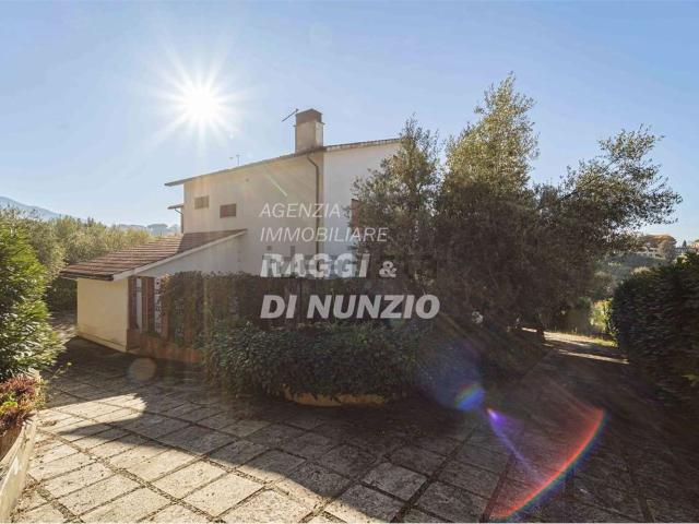 Case e ville in vendita di 480 m² in Via degli Ulivi, 30