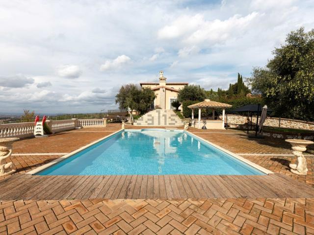 Case e ville in vendita di 480 m² in Via di Valle Nicosia