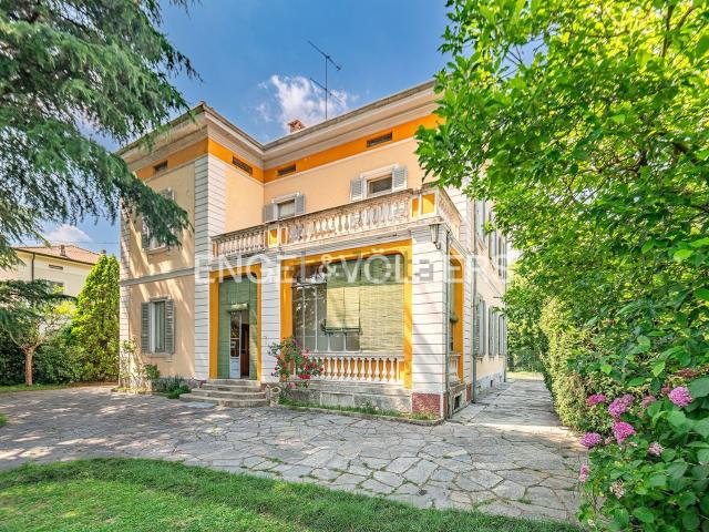 Case e ville in vendita di 480 m² in Via Luigi Cadorna