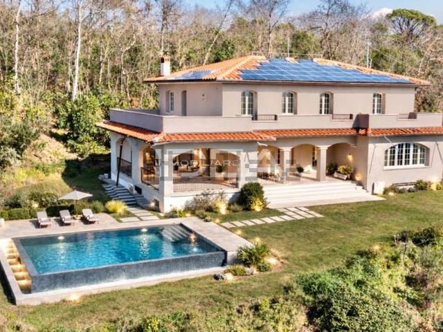 Case e ville in vendita di 480 m² in Via montebonelli