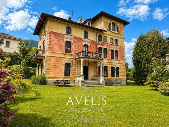 Case e ville in vendita di 480 m² in Via Nicola della Casa, 38