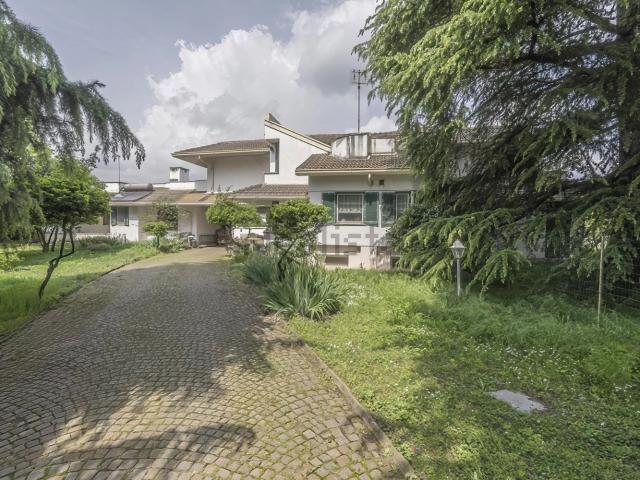 Villetta bifamiliare in vendita di 480 m² in Via Silvio Pellico, 17