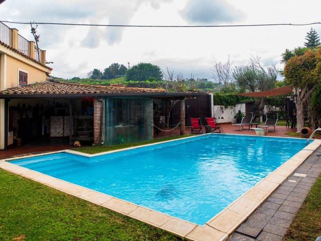 Case e ville in vendita di 480 m² in Via Tolmezzo, 22