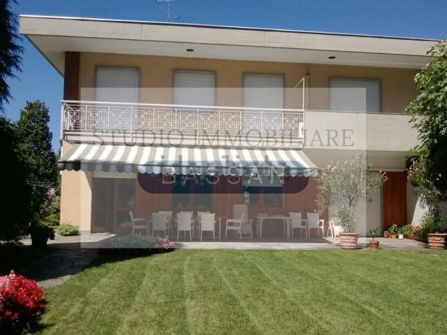 Case e ville in vendita di 480 m² in Via Tevere, 1