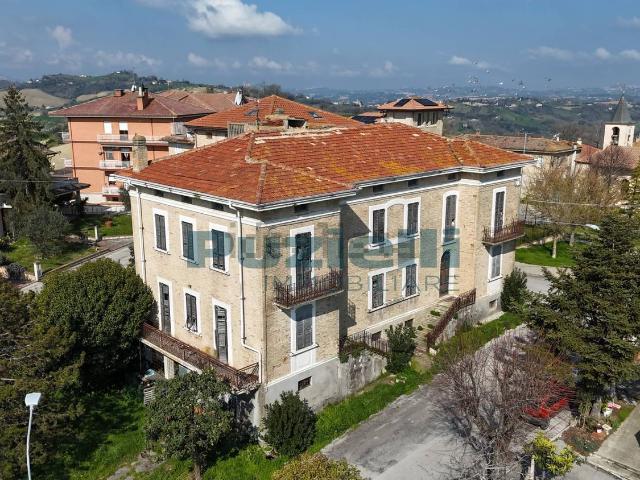 Case e ville in vendita di 480 m² in Viale della Vittoria, 4